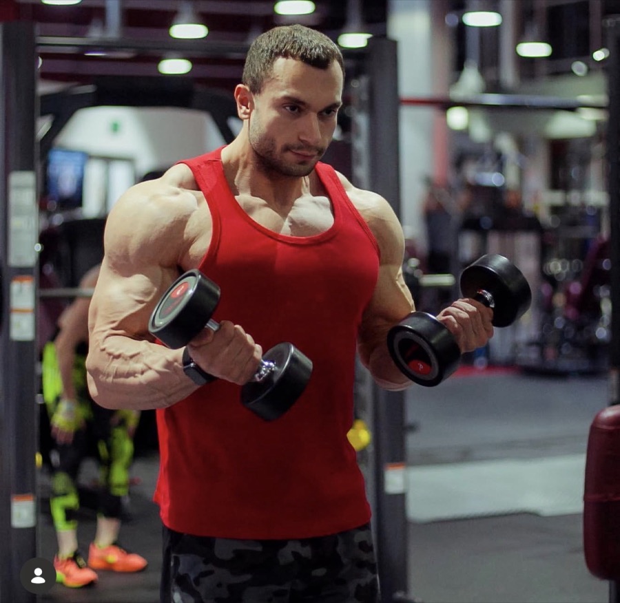 Тренер David Fitness с гантелями